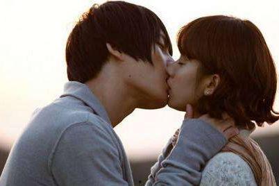 国产男男接吻舌吻视频,情感纠葛下的禁忌之吻